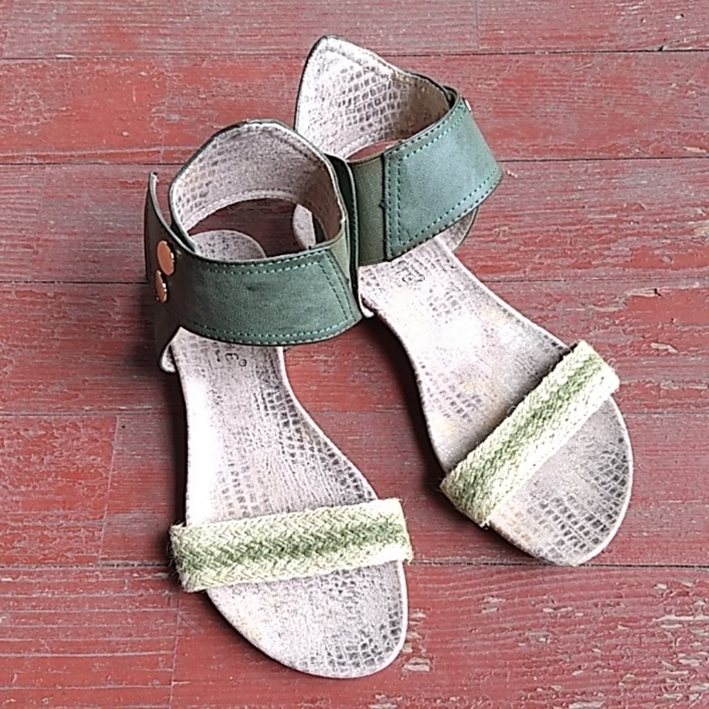 Extreme gold and green sandals